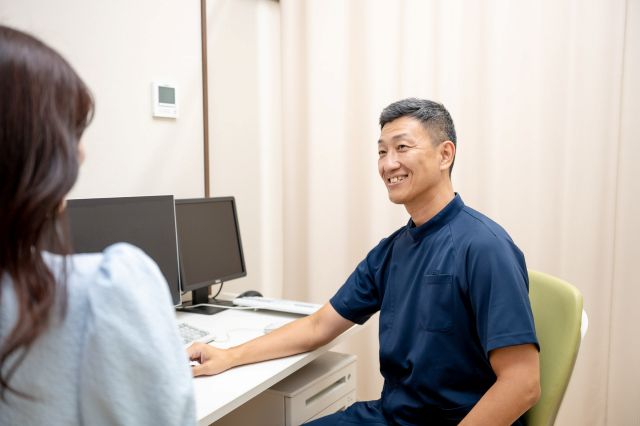 診察を行う医師