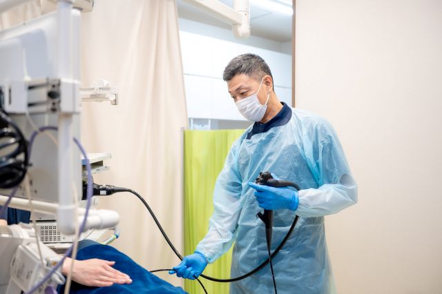 医師が胃カメラ検査をしている写真