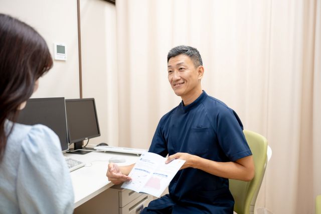 医師が丁寧に診察しているイメージ