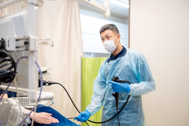 医師が検査をしているイメージ