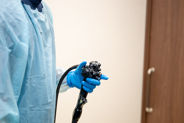 吹田市岸辺の健都はやしクリニック内視鏡室で胃カメラ検査を行う様子（鎮静対応）