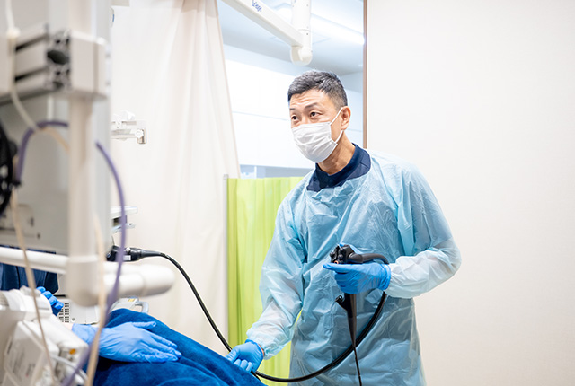 健都はやしクリニックの医師が内視鏡スコープで観察する様子