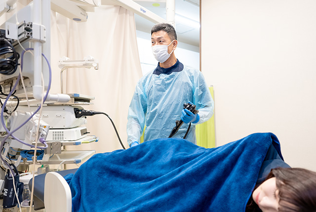 健都はやしクリニック内視鏡室で大腸カメラ検査を受ける様子（鎮静対応）