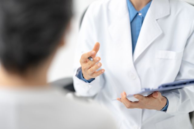 更年期について相談する中年男の画像