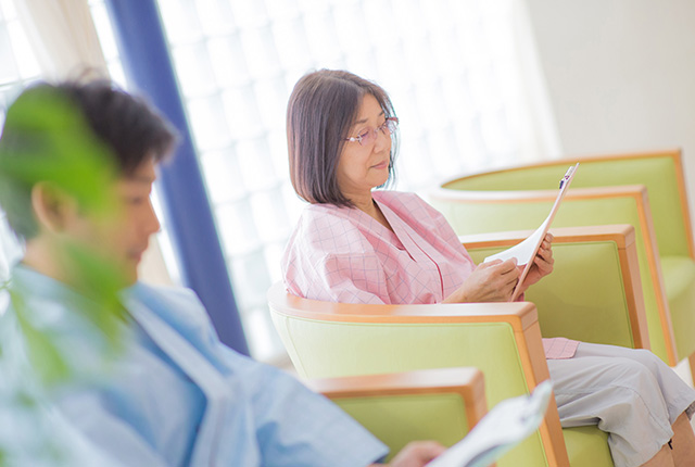 内視鏡ドックで胃や大腸を詳しく調べているイメージ