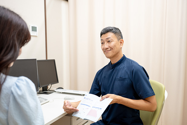 吹田市岸部の健都はやしクリニックで内視鏡検査を行う医師のイメージ
