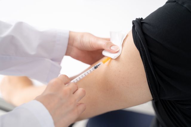 予防接種を受ける40代女性