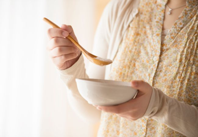 お粥を持つ女性