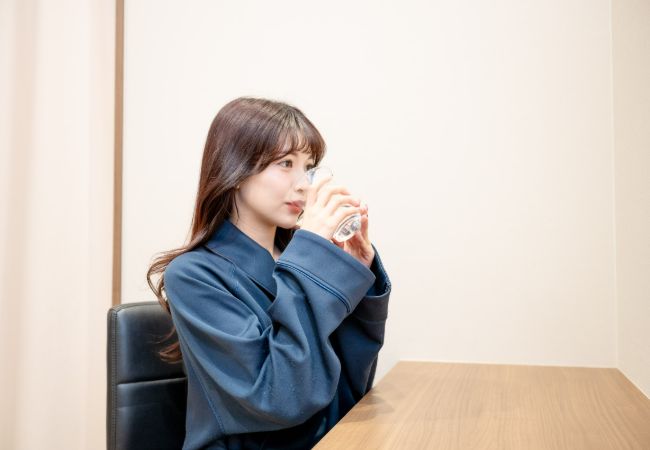 腸管洗浄剤を飲む女性