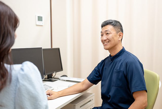 胃がん検診について説明する医師と患者の相談風景