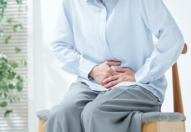 腹部の違和感で悩んでいる人