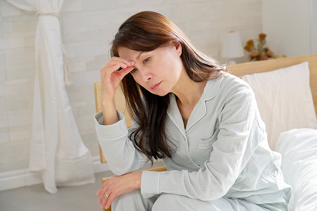 体調不良で疲れた様子の40~50代女性
