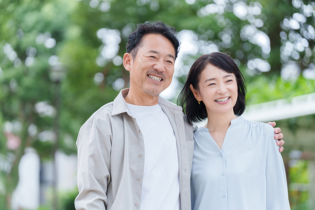 笑顔の中年夫婦